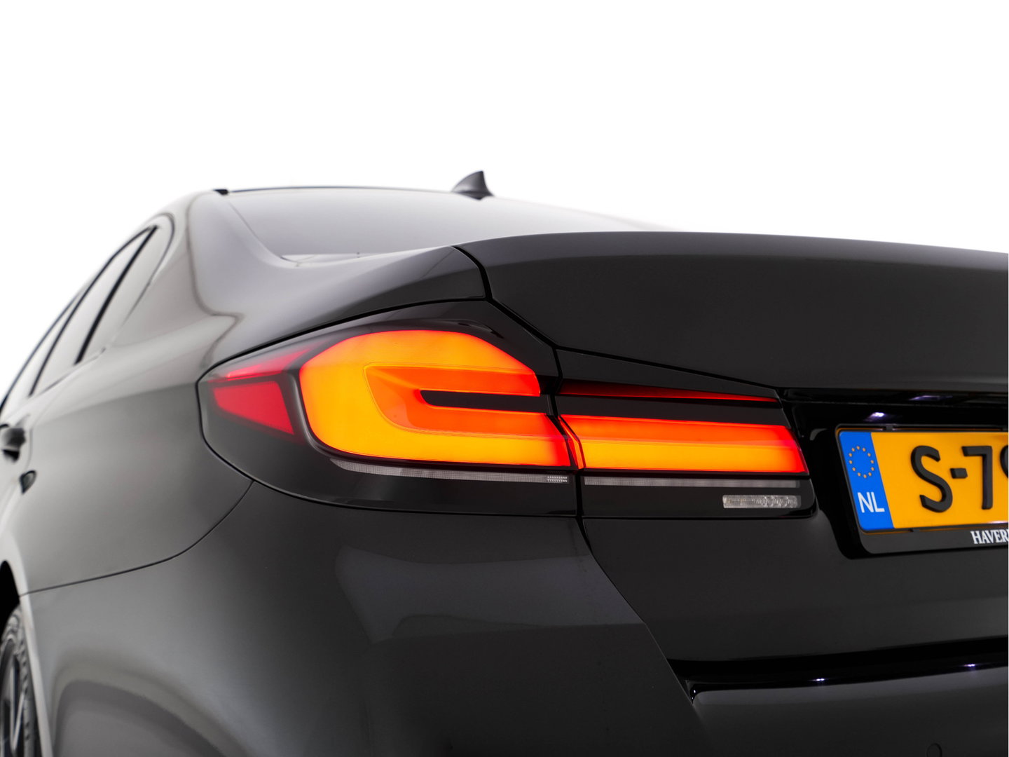 BMW 5 Serie 530e Business Edition Plus (Plug-in) (INCL.BTW) *PANO | HEAD-UP | LEATHER | FULL-LED | MEMORY-PACK | HARMAN/KARDON | BLIND-SPOT | DIGI-COCKPIT | CAMERA | NAVI-FULLMAP | PRIVACY-GLASS | SHIFT-PADDLES | ECC | PDC | 19''ALU*