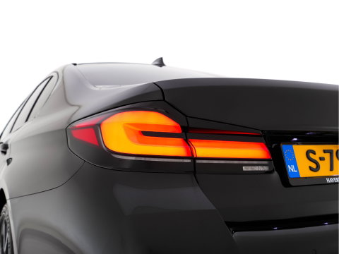 BMW 5 Serie 530e Business Edition Plus (Plug-in) (INCL.BTW) *PANO | HEAD-UP | LEATHER | FULL-LED | MEMORY-PACK | HARMAN/KARDON | BLIND-SPOT | DIGI-COCKPIT | CAMERA | NAVI-FULLMAP | PRIVACY-GLASS | SHIFT-PADDLES | ECC | PDC | 19''ALU*