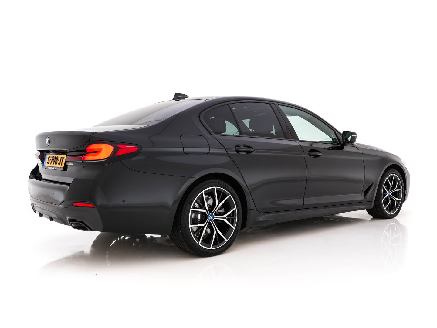 BMW 5 Serie 530e Business Edition Plus (Plug-in) (INCL.BTW) *PANO | HEAD-UP | LEATHER | FULL-LED | MEMORY-PACK | HARMAN/KARDON | BLIND-SPOT | DIGI-COCKPIT | CAMERA | NAVI-FULLMAP | PRIVACY-GLASS | SHIFT-PADDLES | ECC | PDC | 19''ALU*