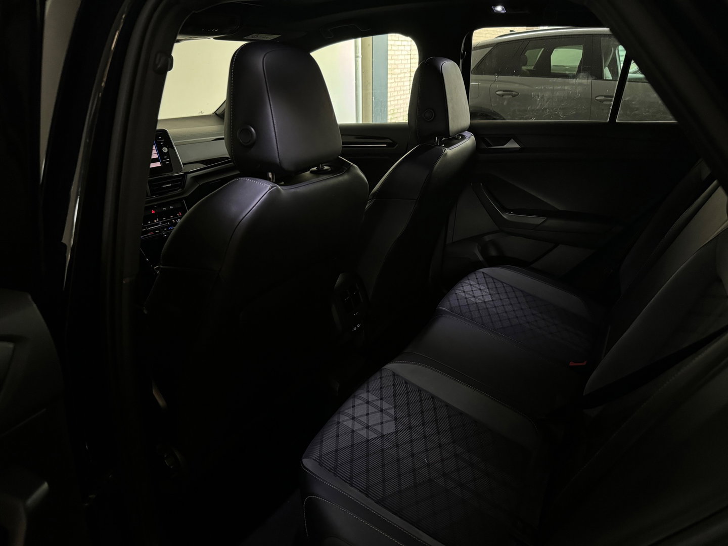 Volkswagen T-Roc 1.5 TSI R-Line Business Pano|ACC|Lane Assist|Dodehoek|Stoelverwarming|Camera|