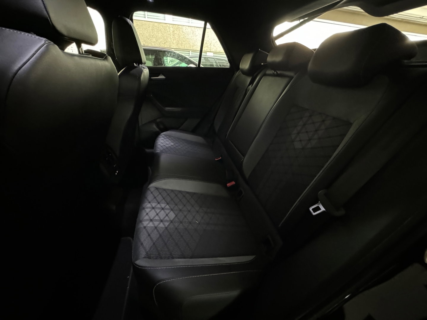 Volkswagen T-Roc 1.5 TSI R-Line Business Pano|ACC|Lane Assist|Dodehoek|Stoelverwarming|Camera|