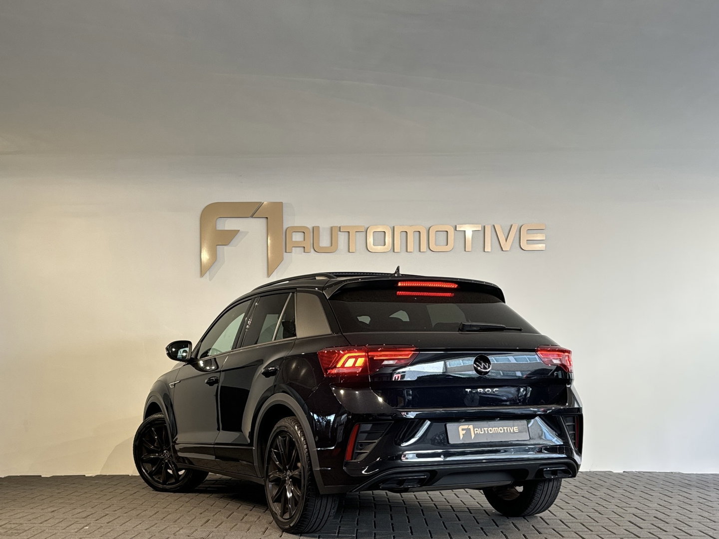 Volkswagen T-Roc 1.5 TSI R-Line Business Pano|ACC|Lane Assist|Dodehoek|Stoelverwarming|Camera|