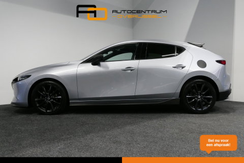 Mazda 3 2.0 e-SkyActiv-X M Hybrid 180 Luxury / Orig. Nederlands / Elektr. verstelbare voorstoel met memory / BOSE Audio / Apple Carplay - Android Auto / HUD / Stoelverwarming / Achteruitrijcamera / Cruise control / Dodehoekdetectie / Black Optic / 18'' LMV / Navi
