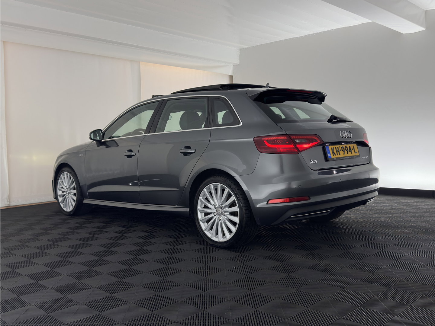 Audi A3 Sportback 1.4 e-tron PHEV Ambition Pro Line plus Aut. *PANO | LEATHER-FABRIC | FULL-LED | HEATED-SPORTSEATS | KEYLESS | NAVI-FULLMAP | ECC | PDC | CRUISE | 18''ALU*