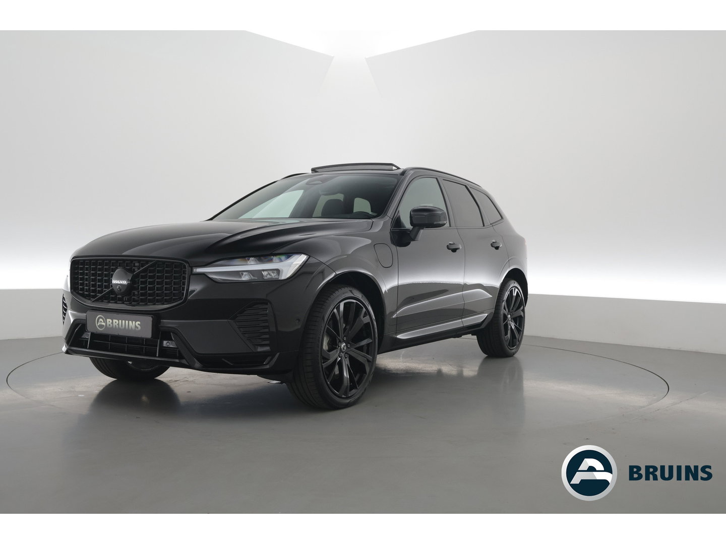 Volvo XC60 2.0 T6 Plug-in hybrid AWD Plus Black Edition | Pano-dak | Trekhaak | 360 camera | H&K Audio |
