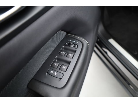 Volvo XC60 2.0 T6 Plug-in hybrid AWD Plus Black Edition | Pano-dak | Trekhaak | 360 camera | H&K Audio |