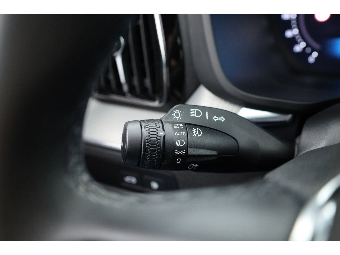 Volvo XC60 2.0 T6 Plug-in hybrid AWD Plus Black Edition | Pano-dak | Trekhaak | 360 camera | H&K Audio |