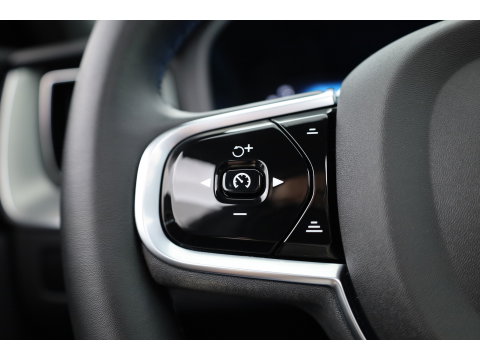 Volvo XC60 2.0 T6 Plug-in hybrid AWD Plus Black Edition | Pano-dak | Trekhaak | 360 camera | H&K Audio |