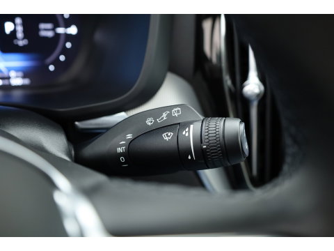 Volvo XC60 2.0 T6 Plug-in hybrid AWD Plus Black Edition | Pano-dak | Trekhaak | 360 camera | H&K Audio |