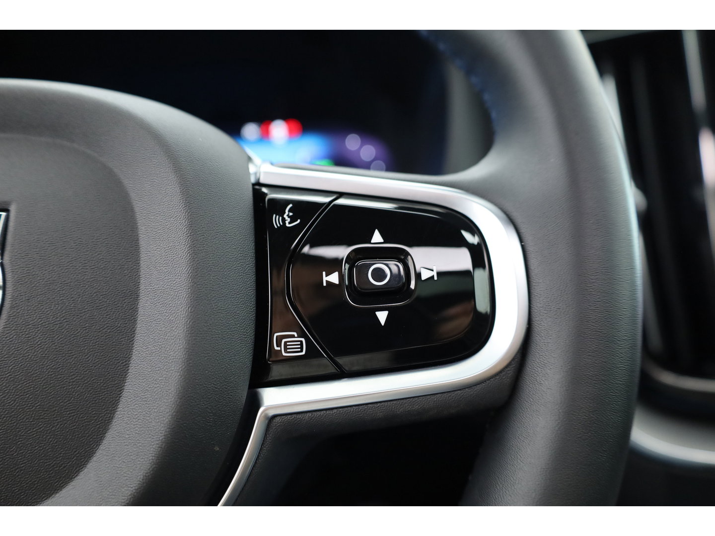 Volvo XC60 2.0 T6 Plug-in hybrid AWD Plus Black Edition | Pano-dak | Trekhaak | 360 camera | H&K Audio |