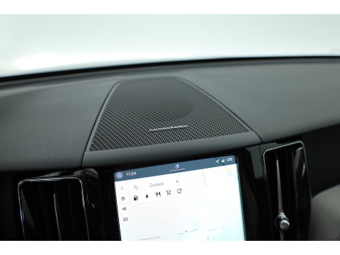 Volvo XC60 2.0 T6 Plug-in hybrid AWD Plus Black Edition | Pano-dak | Trekhaak | 360 camera | H&K Audio |