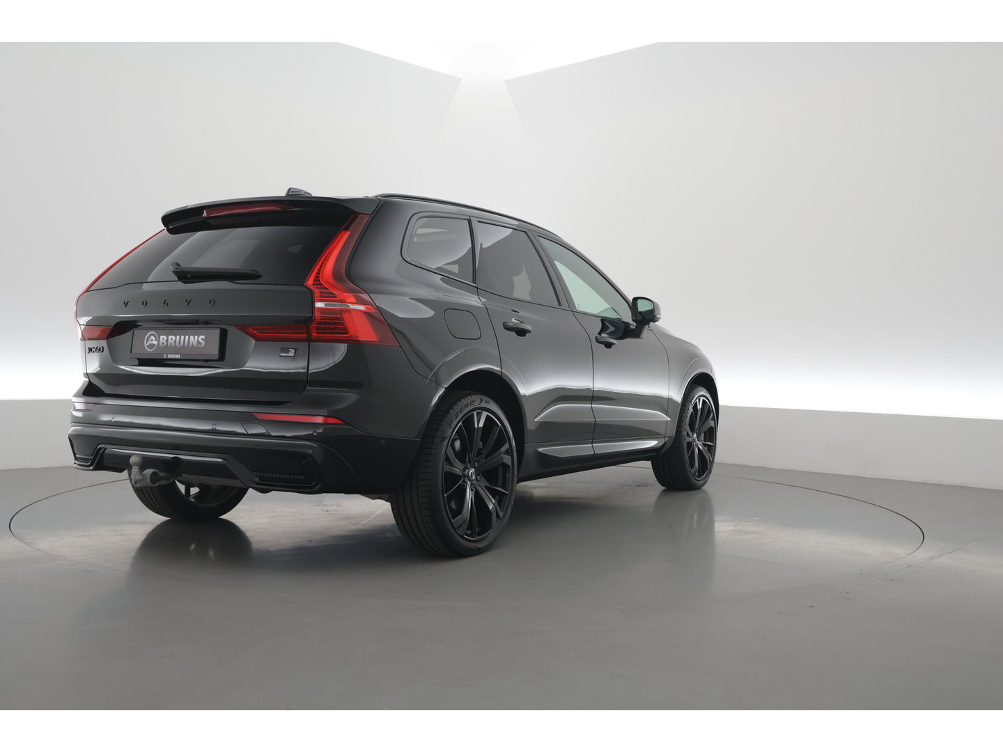 Volvo XC60 2.0 T6 Plug-in hybrid AWD Plus Black Edition | Pano-dak | Trekhaak | 360 camera | H&K Audio |