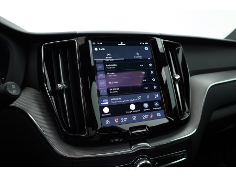 Volvo XC60 2.0 T6 Plug-in hybrid AWD Plus Black Edition | Pano-dak | Trekhaak | 360 camera | H&K Audio |