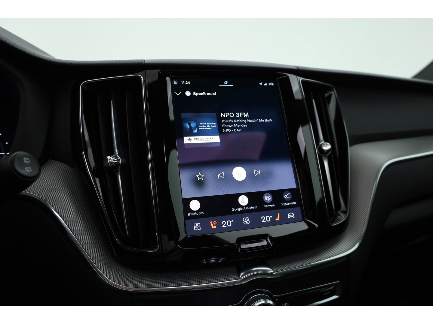 Volvo XC60 2.0 T6 Plug-in hybrid AWD Plus Black Edition | Pano-dak | Trekhaak | 360 camera | H&K Audio |