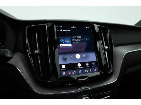 Volvo XC60 2.0 T6 Plug-in hybrid AWD Plus Black Edition | Pano-dak | Trekhaak | 360 camera | H&K Audio |