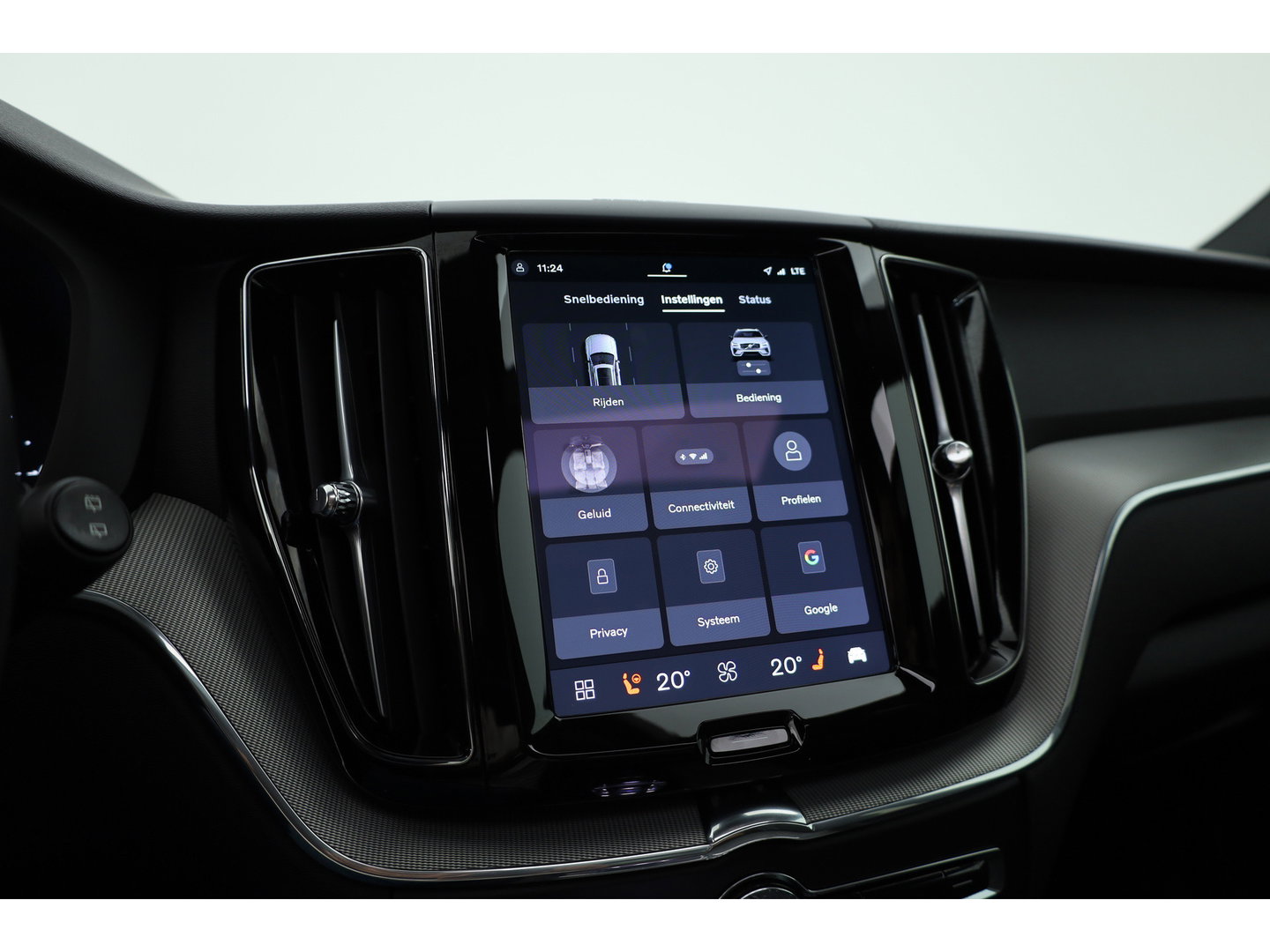 Volvo XC60 2.0 T6 Plug-in hybrid AWD Plus Black Edition | Pano-dak | Trekhaak | 360 camera | H&K Audio |