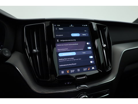 Volvo XC60 2.0 T6 Plug-in hybrid AWD Plus Black Edition | Pano-dak | Trekhaak | 360 camera | H&K Audio |