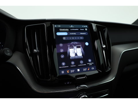 Volvo XC60 2.0 T6 Plug-in hybrid AWD Plus Black Edition | Pano-dak | Trekhaak | 360 camera | H&K Audio |