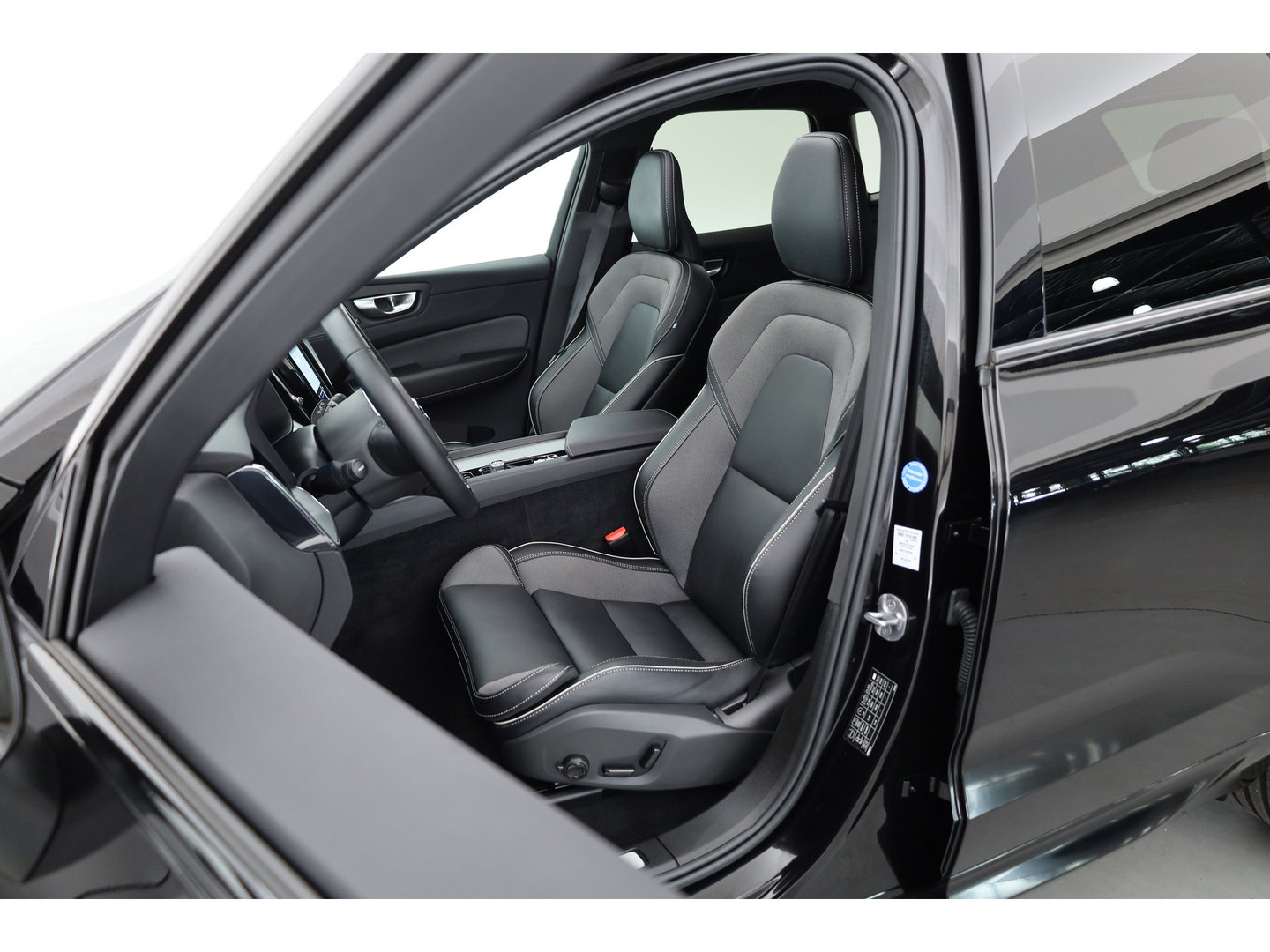 Volvo XC60 2.0 T6 Plug-in hybrid AWD Plus Black Edition | Pano-dak | Trekhaak | 360 camera | H&K Audio |