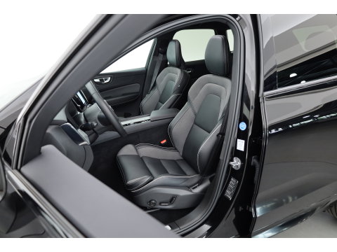 Volvo XC60 2.0 T6 Plug-in hybrid AWD Plus Black Edition | Pano-dak | Trekhaak | 360 camera | H&K Audio |