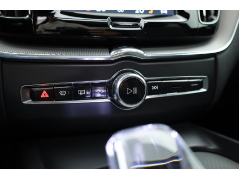 Volvo XC60 2.0 T6 Plug-in hybrid AWD Plus Black Edition | Pano-dak | Trekhaak | 360 camera | H&K Audio |