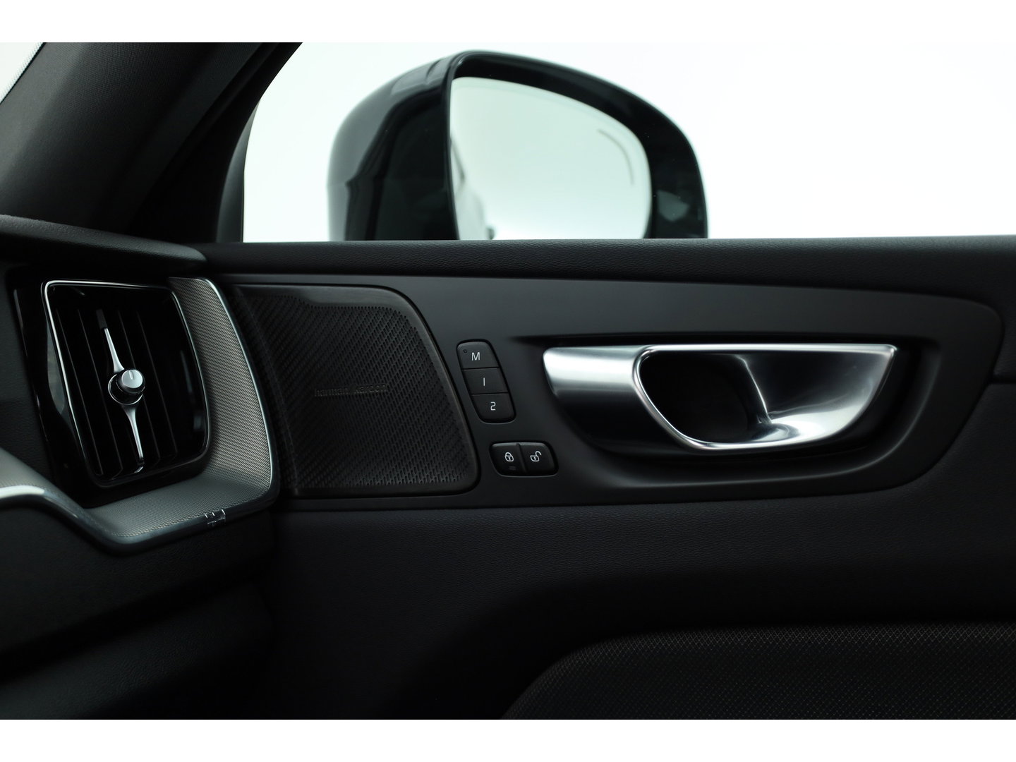 Volvo XC60 2.0 T6 Plug-in hybrid AWD Plus Black Edition | Pano-dak | Trekhaak | 360 camera | H&K Audio |