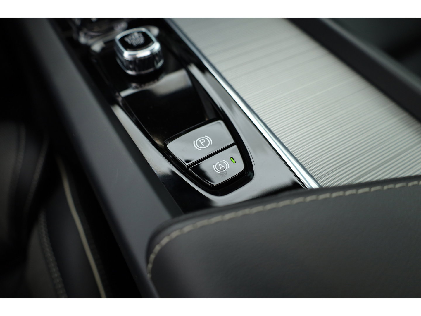 Volvo XC60 2.0 T6 Plug-in hybrid AWD Plus Black Edition | Pano-dak | Trekhaak | 360 camera | H&K Audio |
