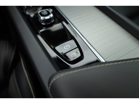 Volvo XC60 2.0 T6 Plug-in hybrid AWD Plus Black Edition | Pano-dak | Trekhaak | 360 camera | H&K Audio |