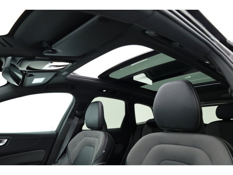 Volvo XC60 2.0 T6 Plug-in hybrid AWD Plus Black Edition | Pano-dak | Trekhaak | 360 camera | H&K Audio |