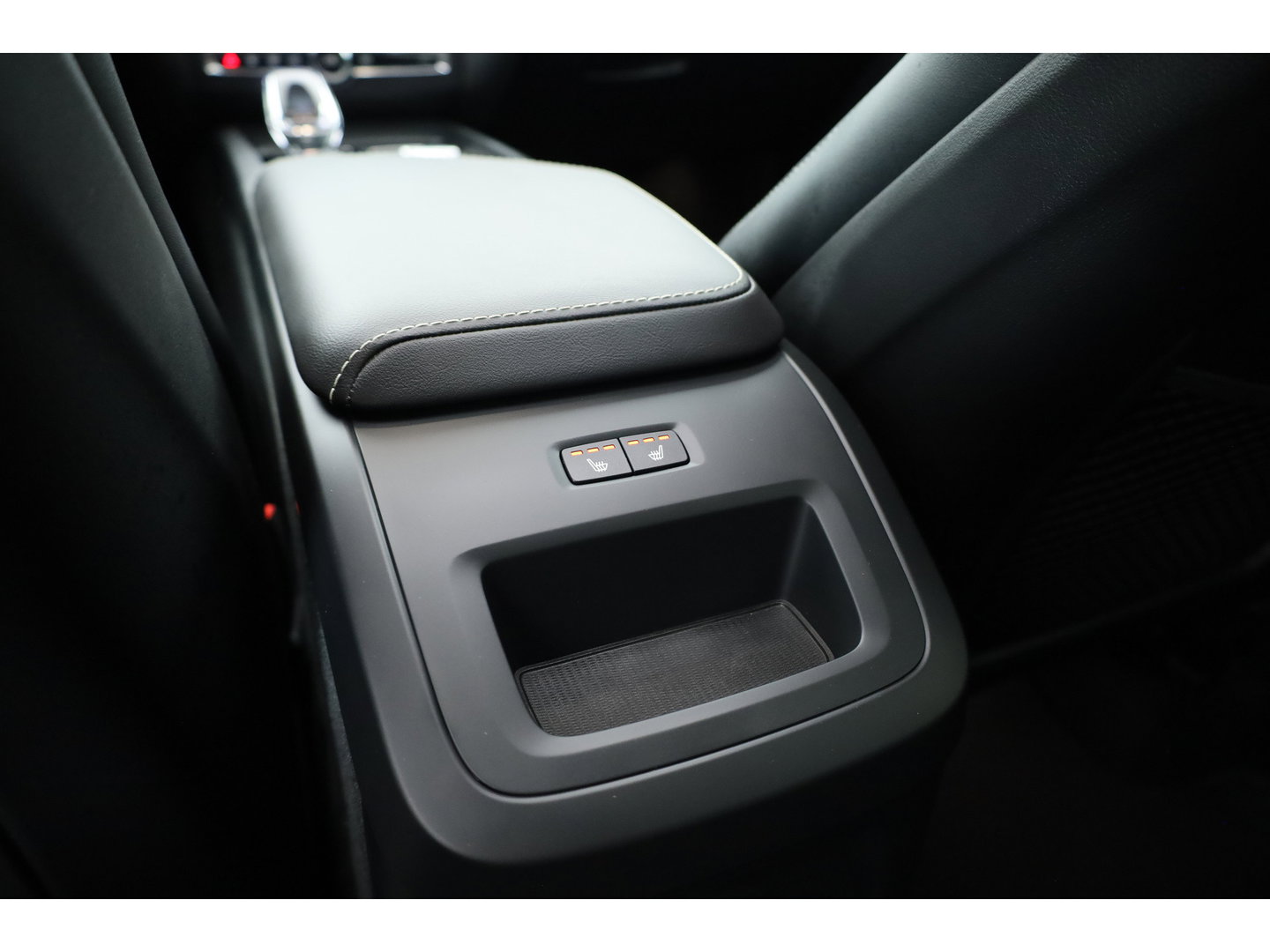 Volvo XC60 2.0 T6 Plug-in hybrid AWD Plus Black Edition | Pano-dak | Trekhaak | 360 camera | H&K Audio |