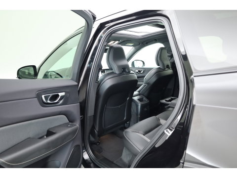 Volvo XC60 2.0 T6 Plug-in hybrid AWD Plus Black Edition | Pano-dak | Trekhaak | 360 camera | H&K Audio |