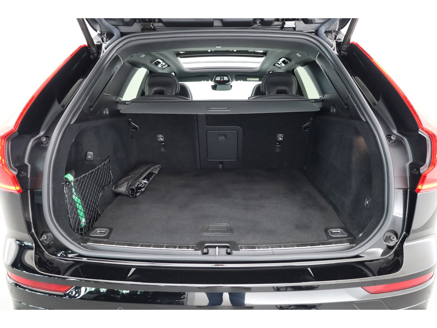 Volvo XC60 2.0 T6 Plug-in hybrid AWD Plus Black Edition | Pano-dak | Trekhaak | 360 camera | H&K Audio |