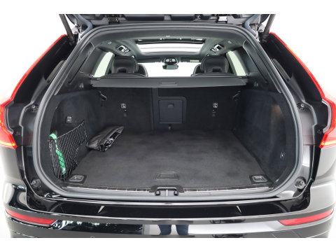 Volvo XC60 2.0 T6 Plug-in hybrid AWD Plus Black Edition | Pano-dak | Trekhaak | 360 camera | H&K Audio |