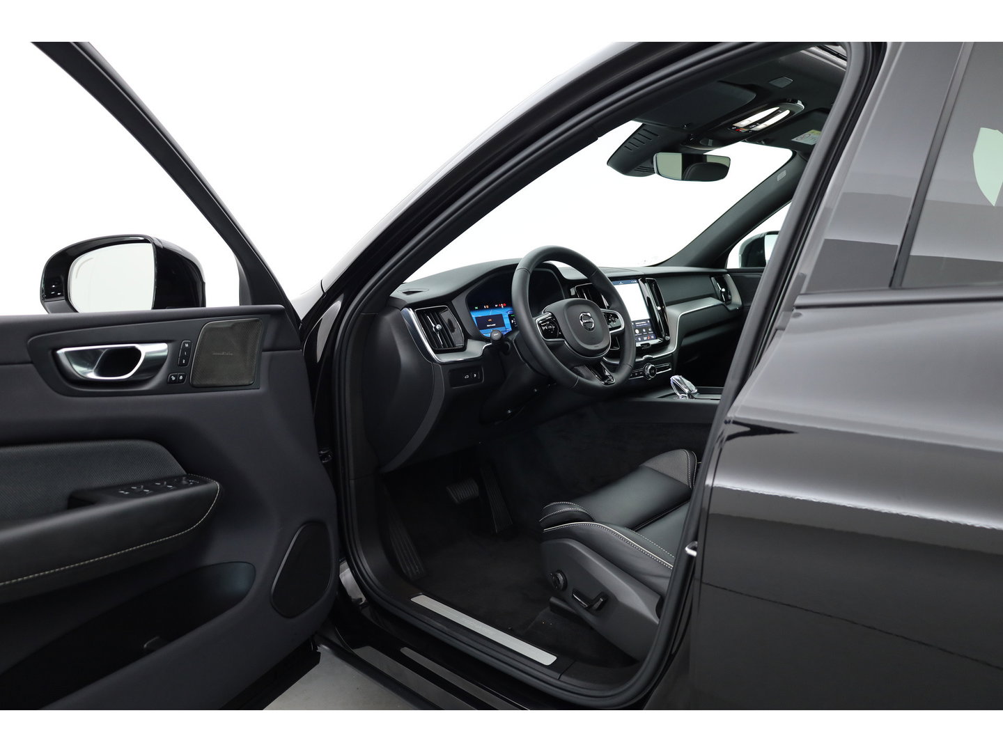 Volvo XC60 2.0 T6 Plug-in hybrid AWD Plus Black Edition | Pano-dak | Trekhaak | 360 camera | H&K Audio |
