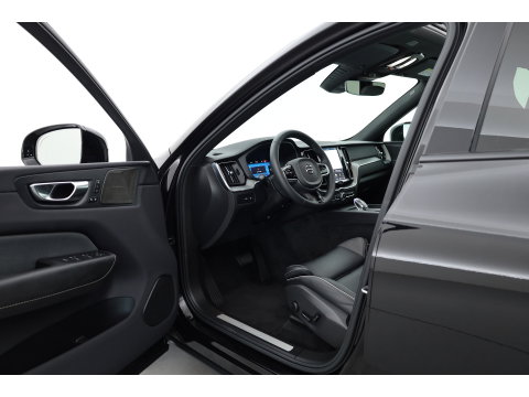 Volvo XC60 2.0 T6 Plug-in hybrid AWD Plus Black Edition | Pano-dak | Trekhaak | 360 camera | H&K Audio |