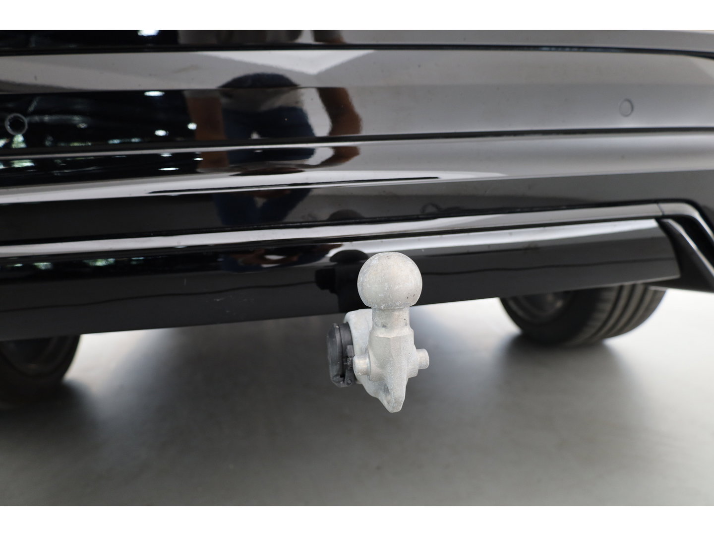 Volvo XC60 2.0 T6 Plug-in hybrid AWD Plus Black Edition | Pano-dak | Trekhaak | 360 camera | H&K Audio |