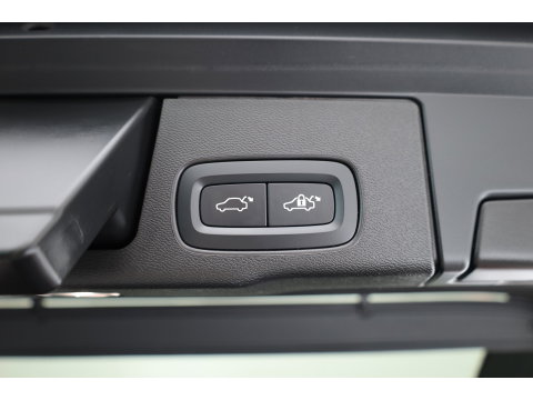 Volvo XC60 2.0 T6 Plug-in hybrid AWD Plus Black Edition | Pano-dak | Trekhaak | 360 camera | H&K Audio |