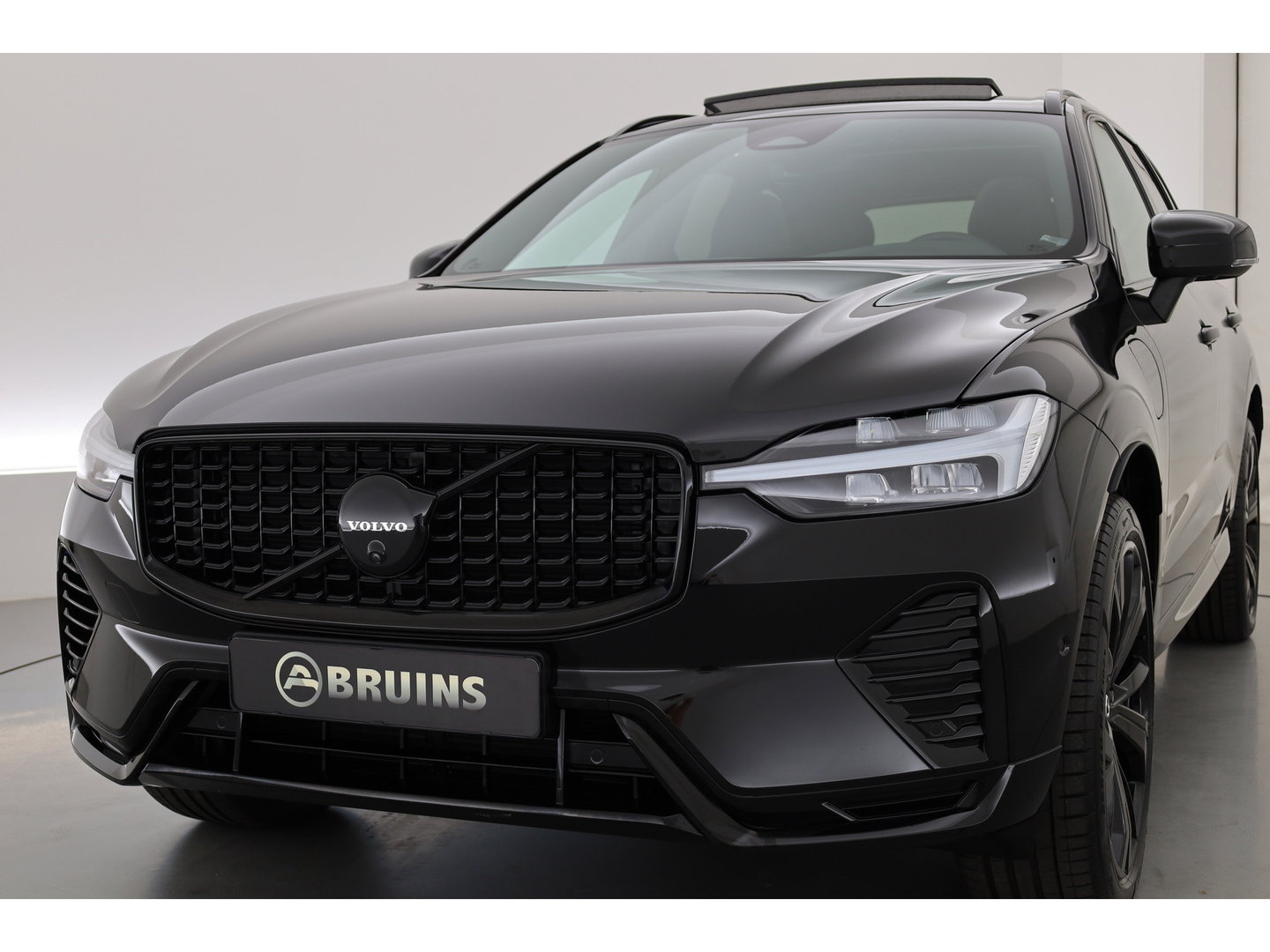 Volvo XC60 2.0 T6 Plug-in hybrid AWD Plus Black Edition | Pano-dak | Trekhaak | 360 camera | H&K Audio |