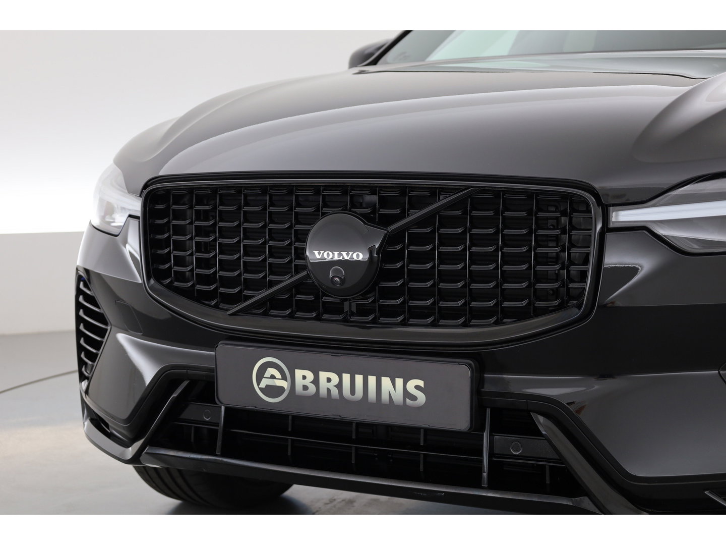 Volvo XC60 2.0 T6 Plug-in hybrid AWD Plus Black Edition | Pano-dak | Trekhaak | 360 camera | H&K Audio |