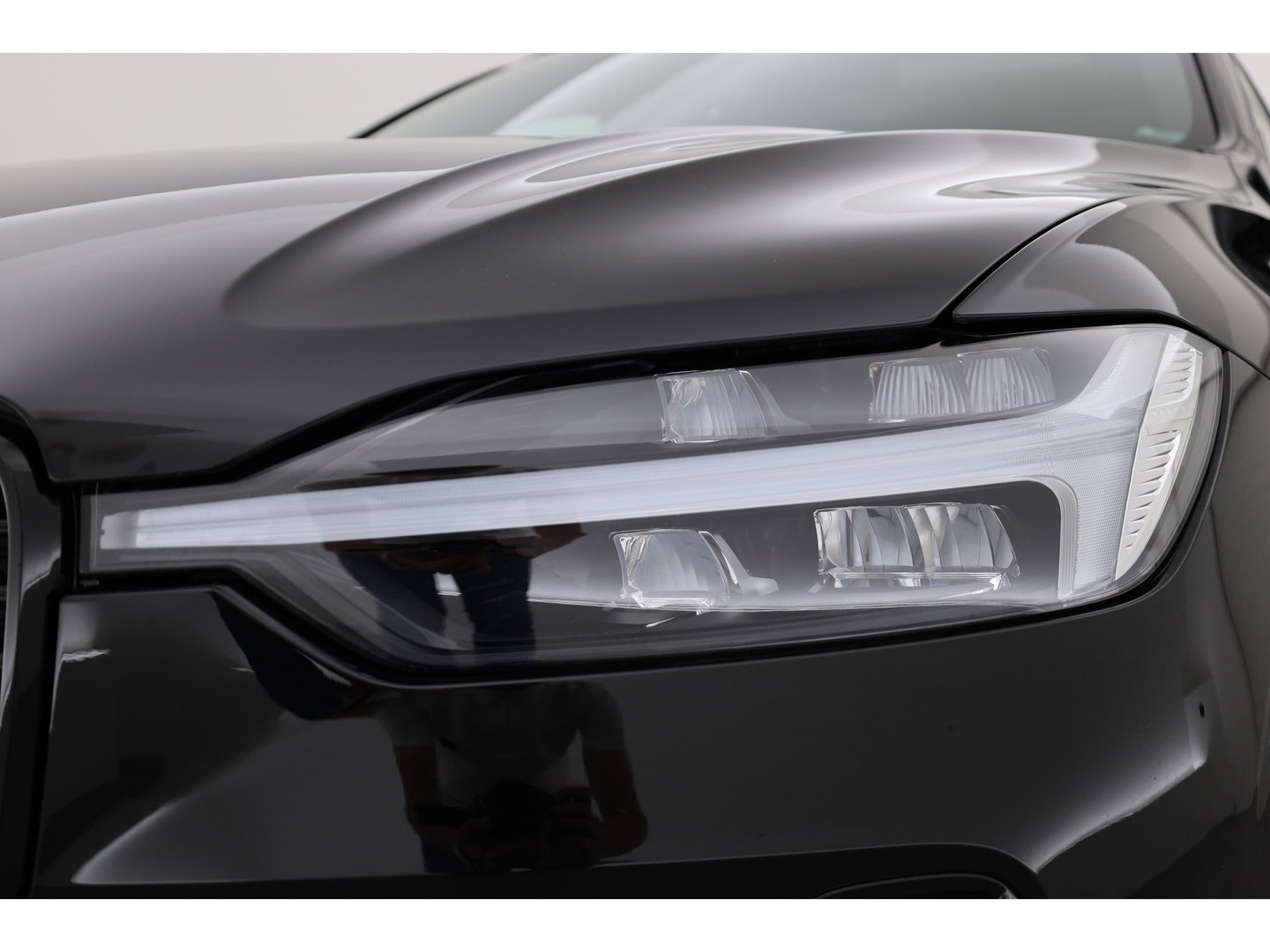 Volvo XC60 2.0 T6 Plug-in hybrid AWD Plus Black Edition | Pano-dak | Trekhaak | 360 camera | H&K Audio |