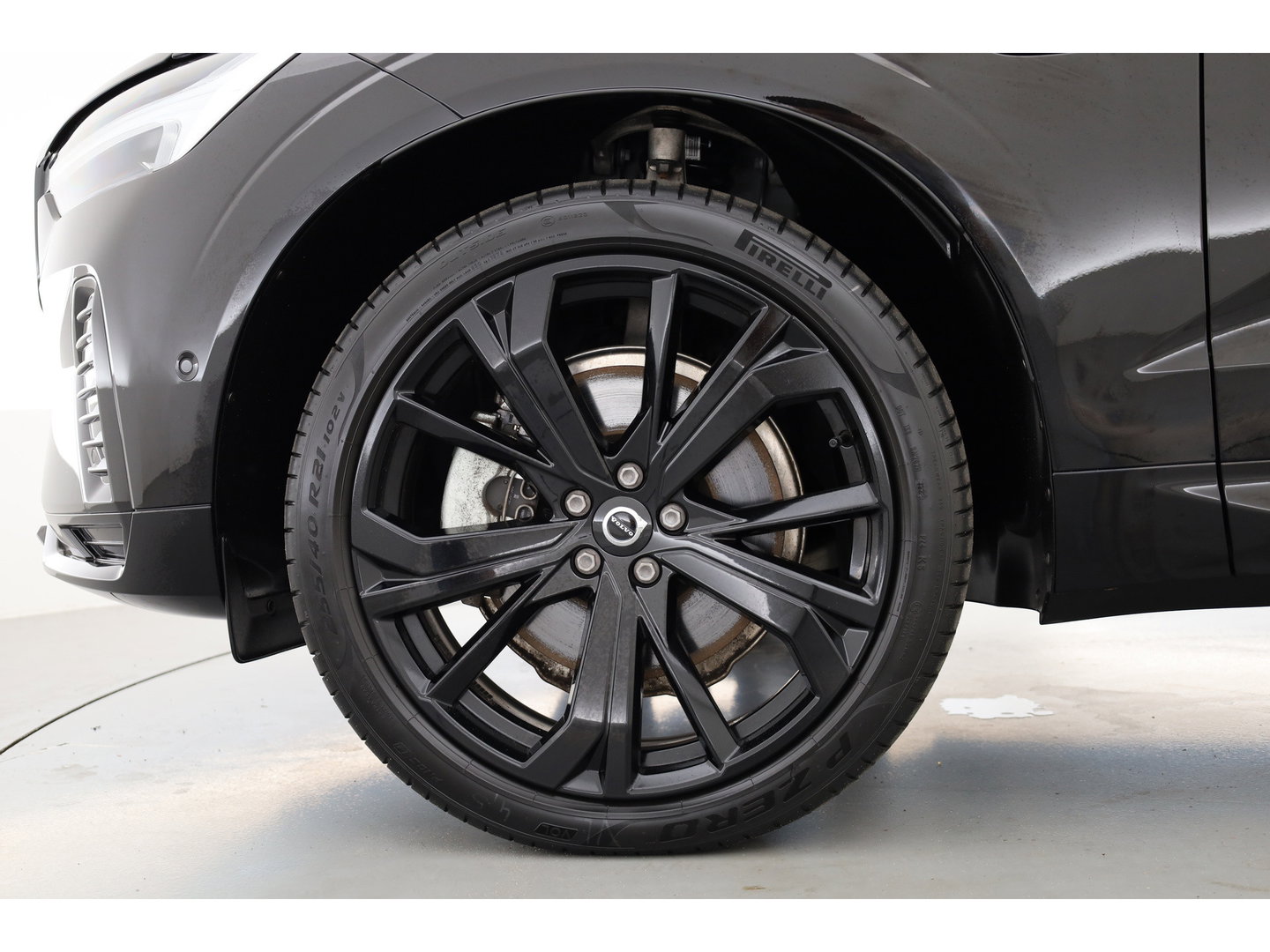 Volvo XC60 2.0 T6 Plug-in hybrid AWD Plus Black Edition | Pano-dak | Trekhaak | 360 camera | H&K Audio |