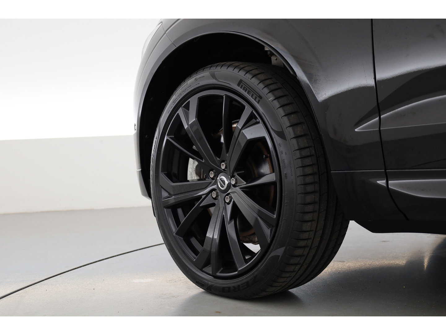 Volvo XC60 2.0 T6 Plug-in hybrid AWD Plus Black Edition | Pano-dak | Trekhaak | 360 camera | H&K Audio |