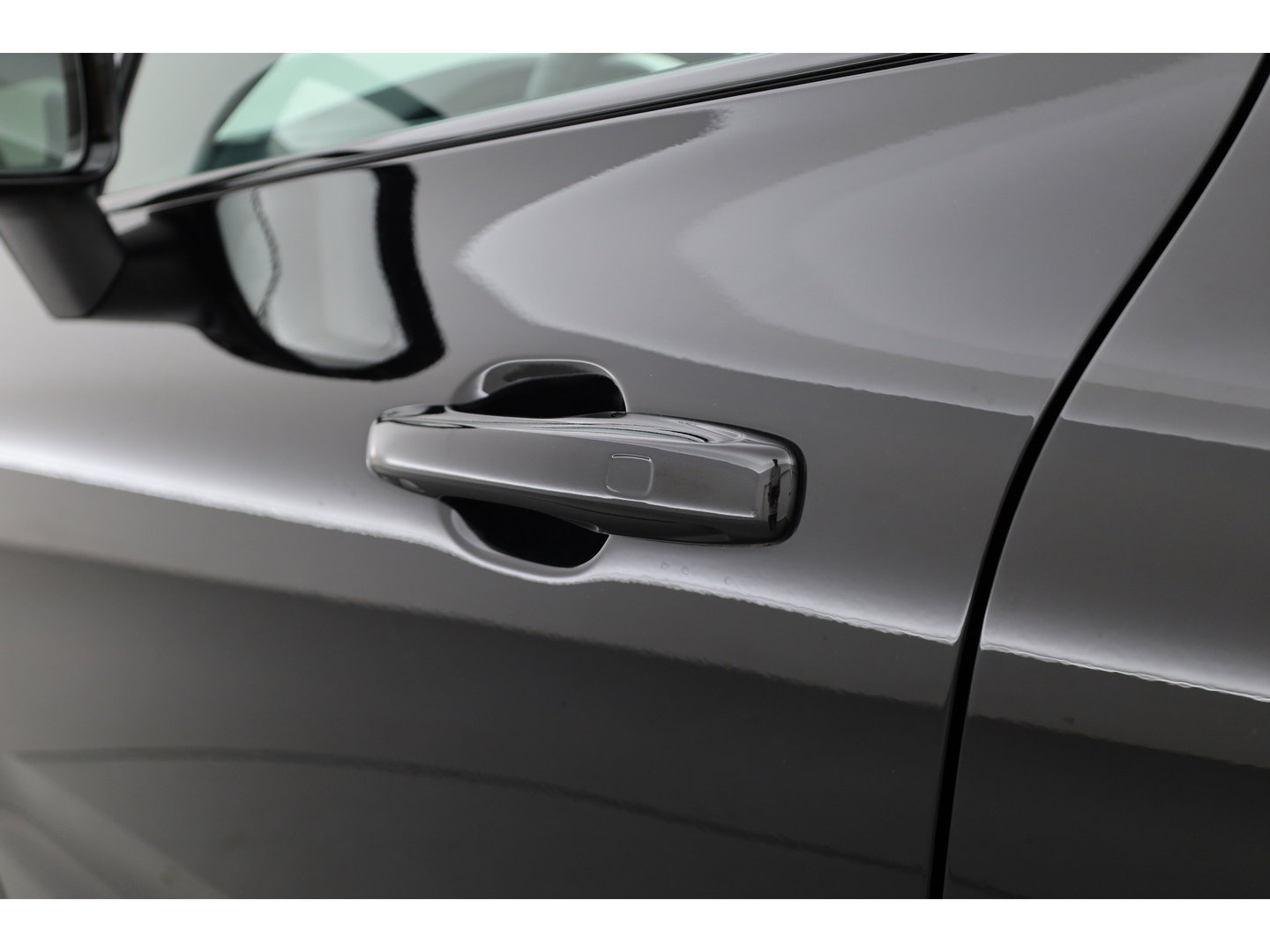 Volvo XC60 2.0 T6 Plug-in hybrid AWD Plus Black Edition | Pano-dak | Trekhaak | 360 camera | H&K Audio |