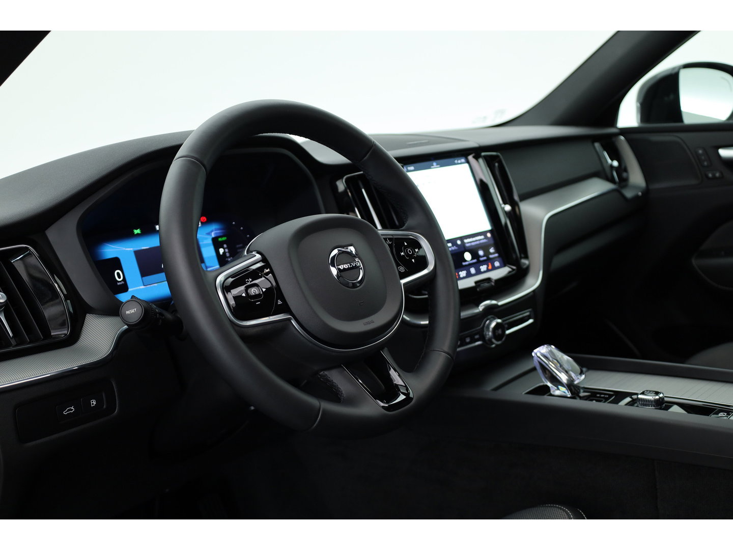 Volvo XC60 2.0 T6 Plug-in hybrid AWD Plus Black Edition | Pano-dak | Trekhaak | 360 camera | H&K Audio |