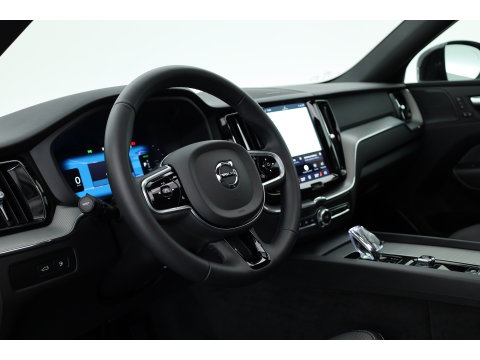 Volvo XC60 2.0 T6 Plug-in hybrid AWD Plus Black Edition | Pano-dak | Trekhaak | 360 camera | H&K Audio |