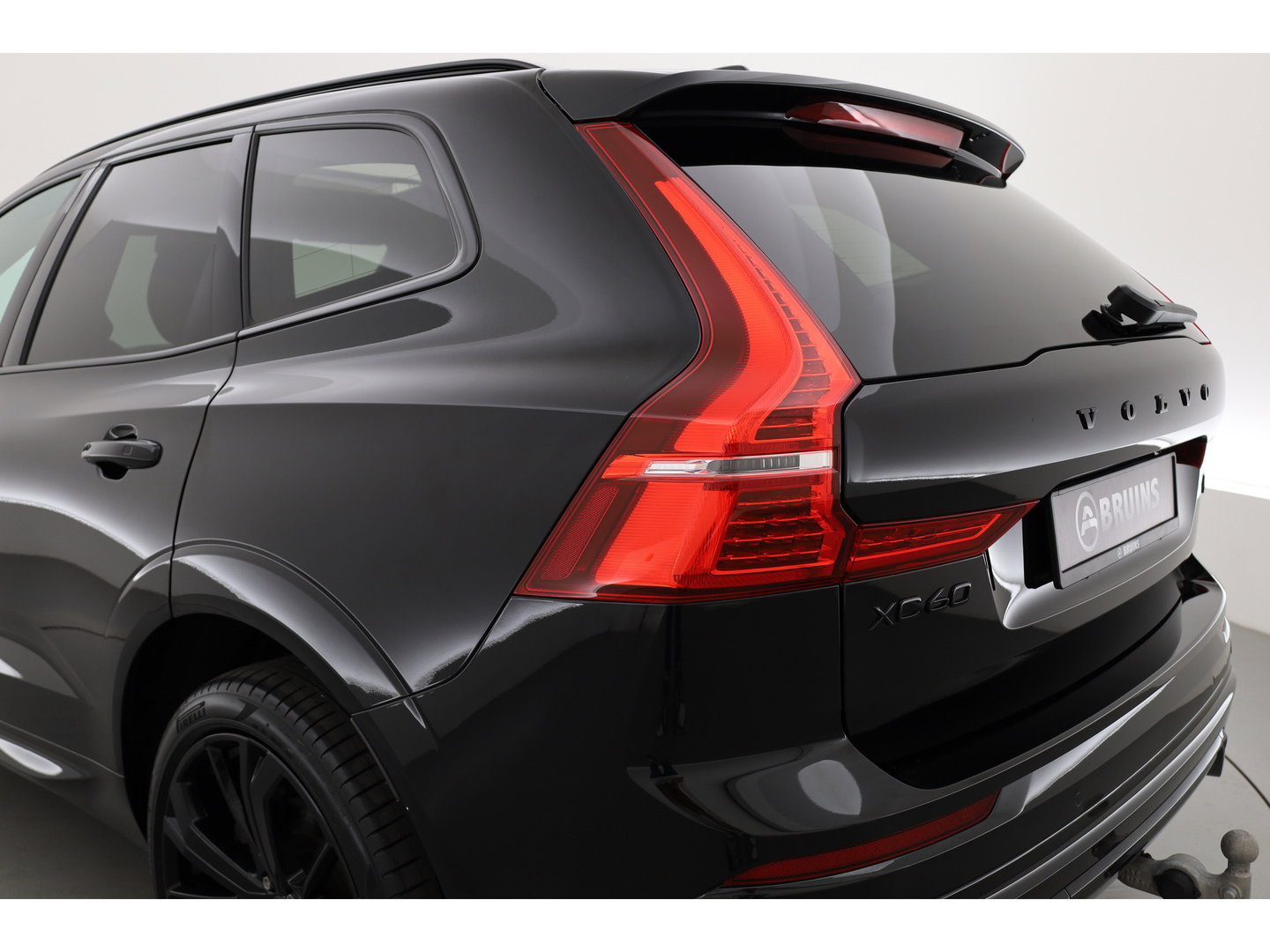 Volvo XC60 2.0 T6 Plug-in hybrid AWD Plus Black Edition | Pano-dak | Trekhaak | 360 camera | H&K Audio |