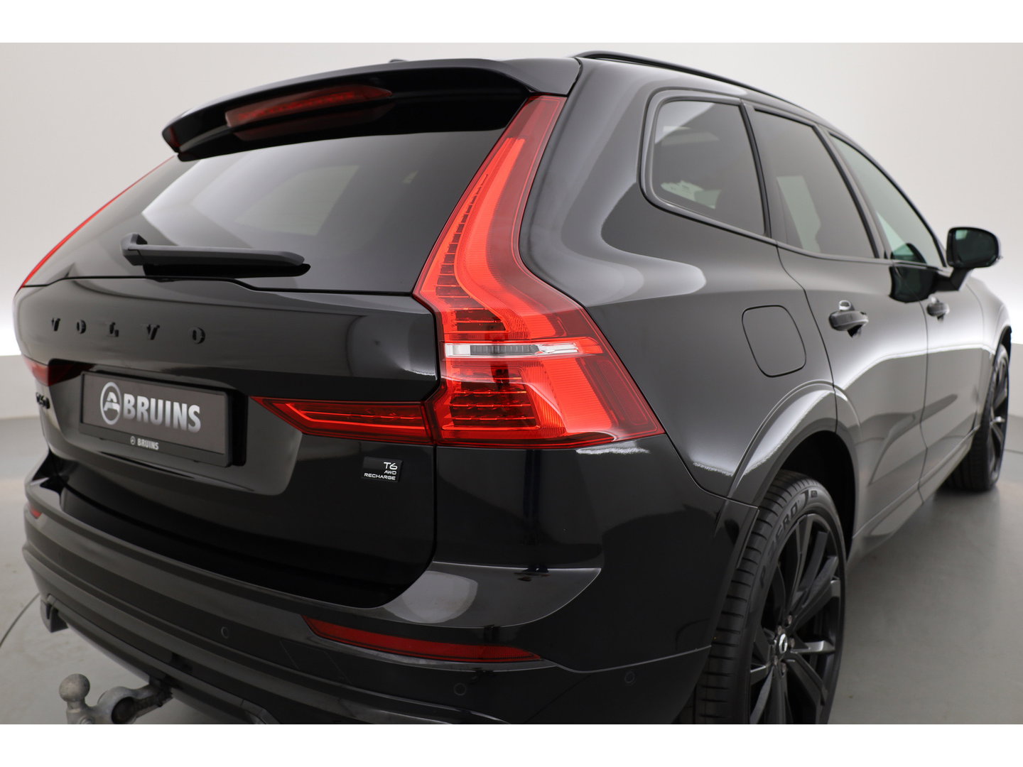 Volvo XC60 2.0 T6 Plug-in hybrid AWD Plus Black Edition | Pano-dak | Trekhaak | 360 camera | H&K Audio |