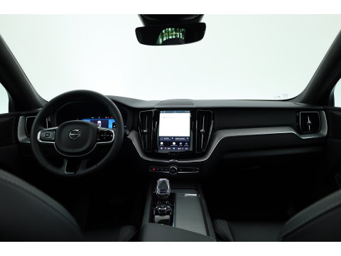 Volvo XC60 2.0 T6 Plug-in hybrid AWD Plus Black Edition | Pano-dak | Trekhaak | 360 camera | H&K Audio |