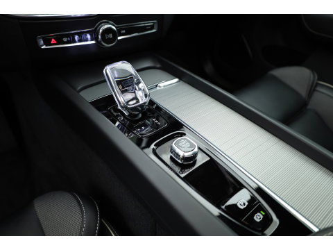 Volvo XC60 2.0 T6 Plug-in hybrid AWD Plus Black Edition | Pano-dak | Trekhaak | 360 camera | H&K Audio |