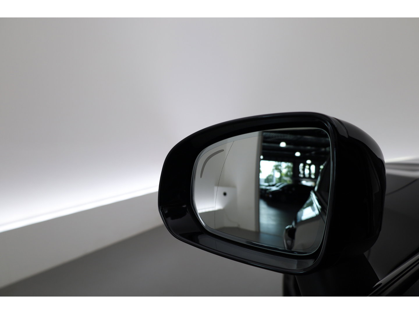 Volvo XC60 2.0 T6 Plug-in hybrid AWD Plus Black Edition | Pano-dak | Trekhaak | 360 camera | H&K Audio |